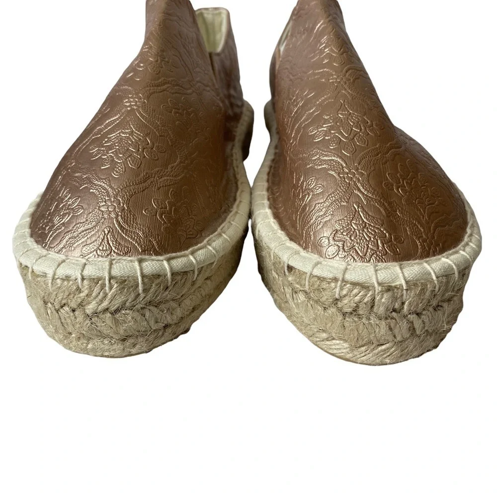 Mukluks Womens Rose Gold Metallic Shoes. Size 9